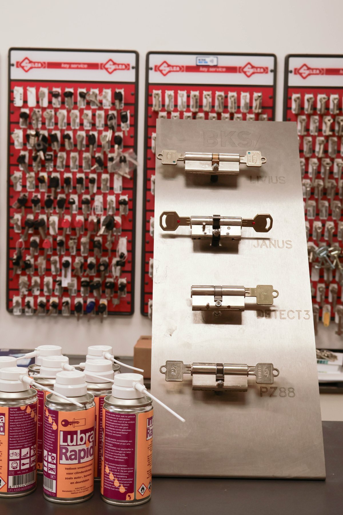 Cilinders met SKG-keurmerk op een display in de winkel van HSB in Maastricht