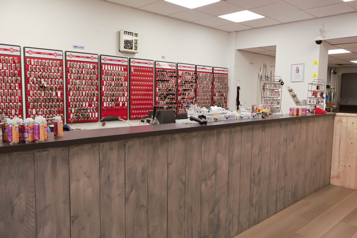 The counter and key wall in the HSB shop in Maastricht
